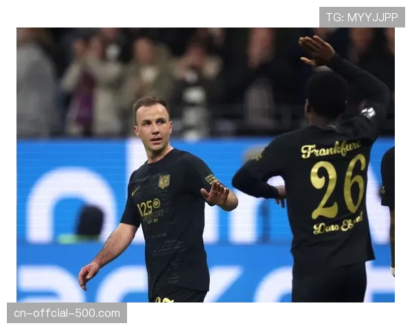 “法兰克福队长专访：谈论球队在欧战与联赛中运用不同防守策略的考量”