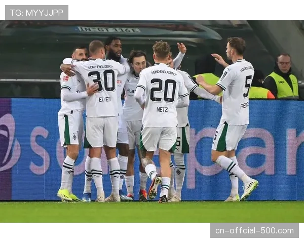 海登海姆主场对阵奥格斯堡因球迷投掷杂物中断比赛15分钟 海登海姆主场对阵奥格斯堡因球迷投掷杂物中断比赛15分钟